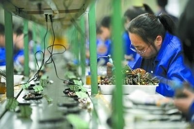 电子厂招聘信息背后：爱情的迷茫与坚守